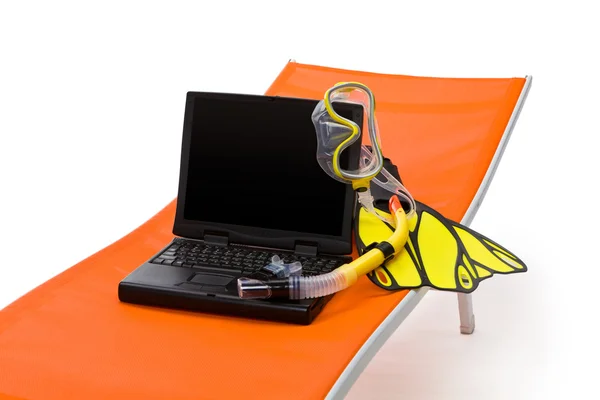 Ноутбук сидить на пляжному кріслі — стокове фото