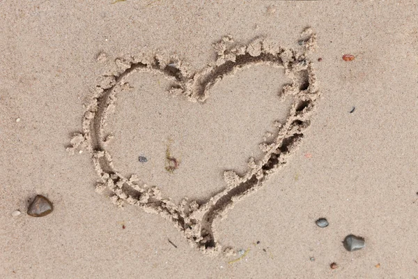 모래 위의 심장 — 스톡 사진