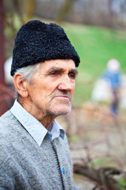 yünlü şapka ile yaşlı çiftçi