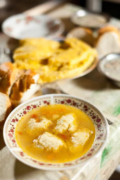 饺子鸡汤、 传统罗马尼亚食品 — 图库照片
