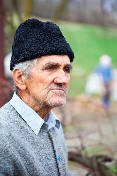 Yünlü şapka ile yaşlı çiftçi — Stok fotoğraf