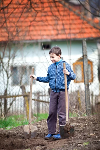Αγόρι αγρόκτημα σκάψιμο με ένα φτυάρι — Φωτογραφία Αρχείου