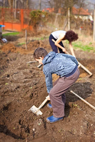 Mor och son arbetar marken — Stockfoto