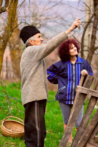 Старший фермер разговаривает со своей дочерью — стоковое фото