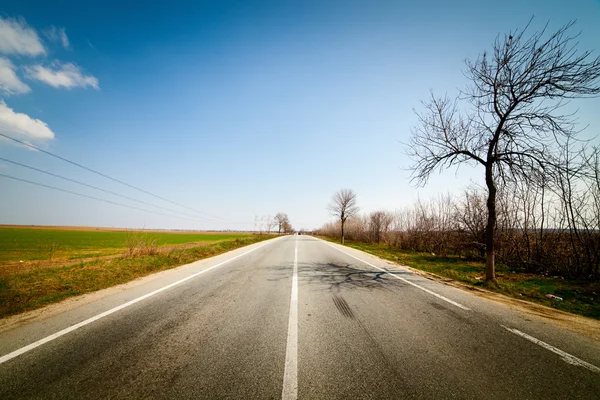 Paisagem com estrada vazia — Fotografia de Stock