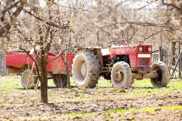Starý traktor s přívěsem — Stock fotografie