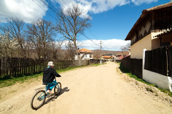 Menino andando de bicicleta na estrada rural — Fotografia de Stock