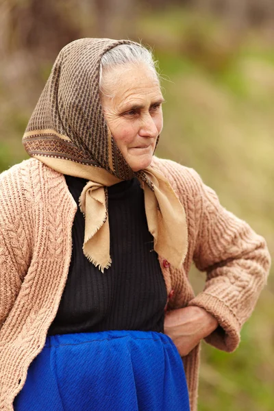 Retrato sincero de uma mulher idosa rural — Fotografia de Stock