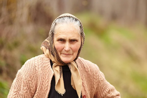 Сельский портрет пожилой женщины — стоковое фото
