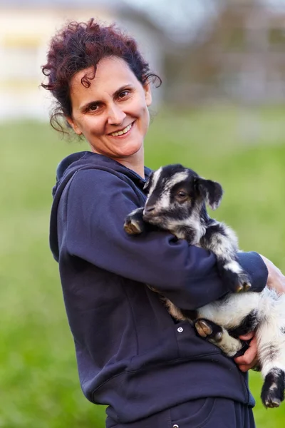 Młoda kobieta z dziecko koza odkryty — Zdjęcie stockowe
