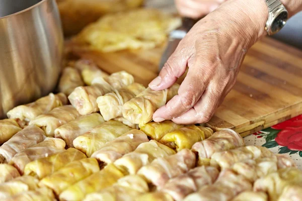 Sarmale, en rumänsk traditionell maträtt — Stockfoto