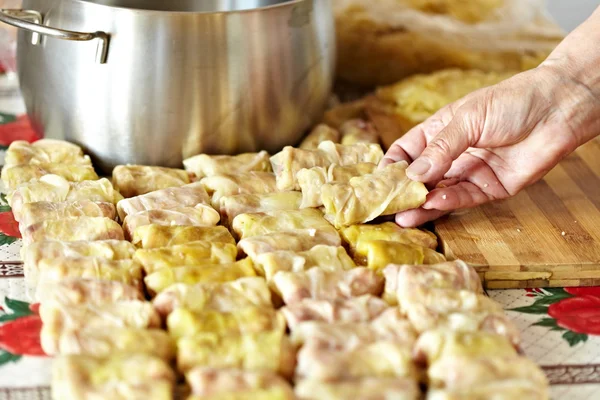 Sarmale, en rumänsk traditionell maträtt — Stockfoto