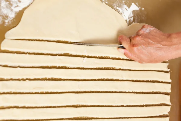 Mãos de uma mulher preparando biscoitos — Fotografia de Stock