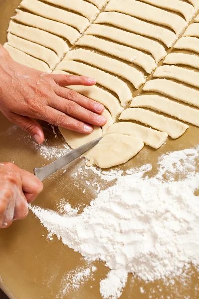 Mãos de uma mulher preparando biscoitos — Fotografia de Stock