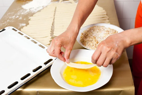 Hands of a woman preparing cookies — Stock Photo, Image
