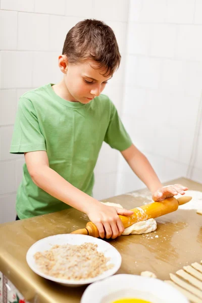 Niño preparando galletas o pan —  Fotos de Stock