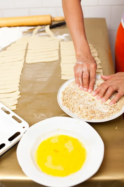 Händerna på en kvinna som förbereder cookies — Stockfoto