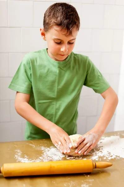 Junge bereitet Plätzchen oder Brot zu — Stockfoto