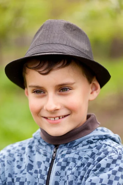 Маленький хлопчик з капелюхом на відкритому повітрі — стокове фото