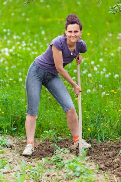 Giovane donna che lavora la terra — Foto Stock