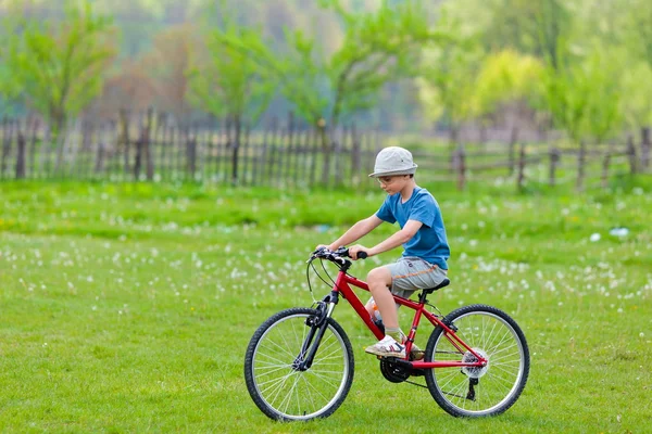 Chłopiec z kapelusz, jazda na rowerze — Zdjęcie stockowe