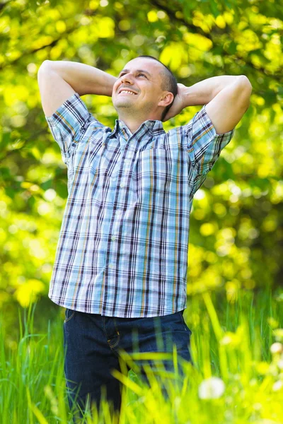 Jovem de chapéu de palha ao ar livre em um jardim — Fotografia de Stock