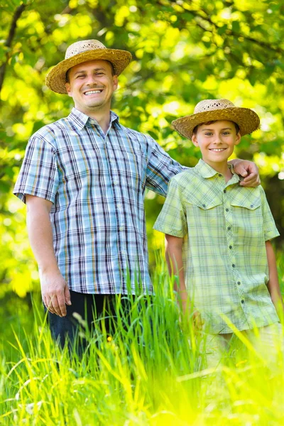 Pai e filho ao ar livre em uma floresta — Fotografia de Stock