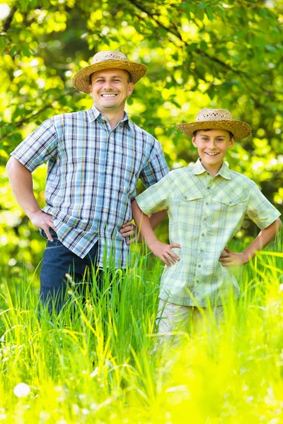Pai e filho ao ar livre em uma floresta — Fotografia de Stock