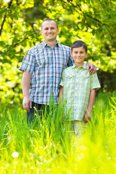 Отец и сын на открытом воздухе в лесу — стоковое фото