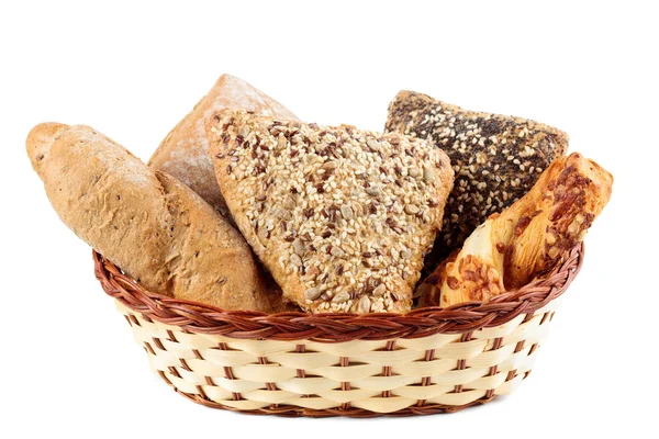 Verscheidenheid van brood in een mand — Stockfoto