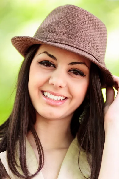 Hermosa chica latina feliz al aire libre —  Fotos de Stock