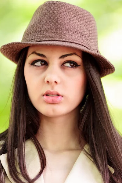 Mladá žena s kloboukem venkovní — Stock fotografie