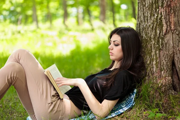 Dışarıda kitap okuyan güzel bir kız. — Stok fotoğraf