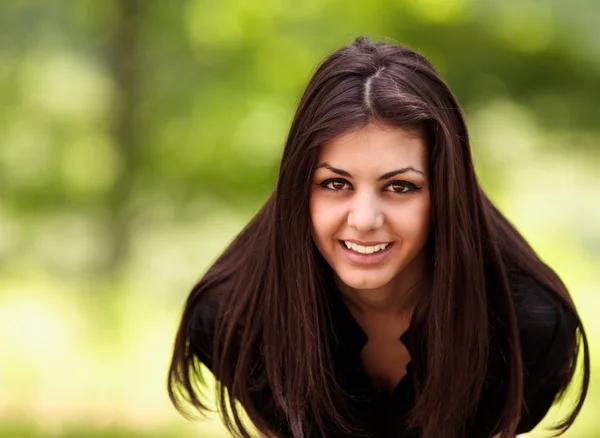 Krásná šťastná Latina dívka venkovní — Stock fotografie