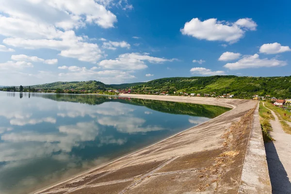 Dam sjön under blå himmel — Stockfoto