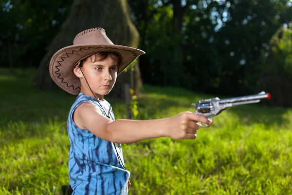 Niedliches Kind spielt Cowboy — Stockfoto