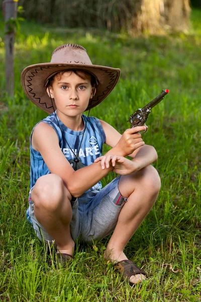 Miúdo bonito jogando cowboy — Fotografia de Stock