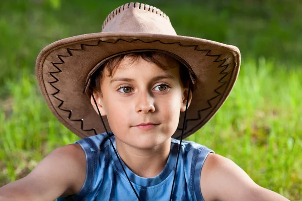 Netter Junge mit Hut im Freien — Stockfoto
