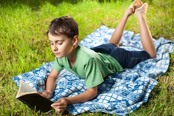 读一本书室外的儿童 — 图库照片