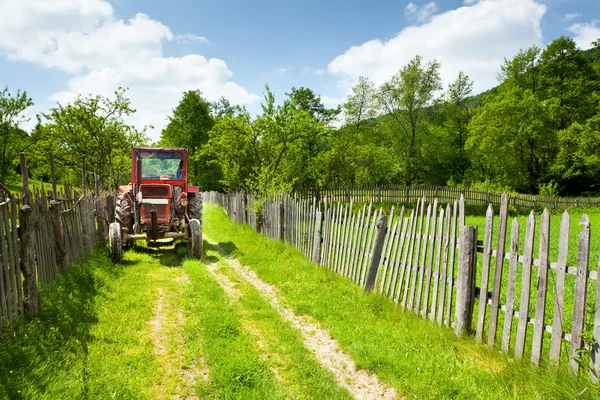Starý traktor v krajině — Stock fotografie