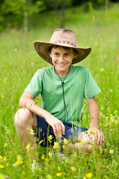 Miúdo bonito com chapéu de cowboy ao ar livre — Fotografia de Stock