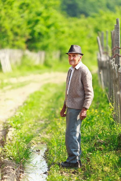 Starý muž venkovní — Stock fotografie