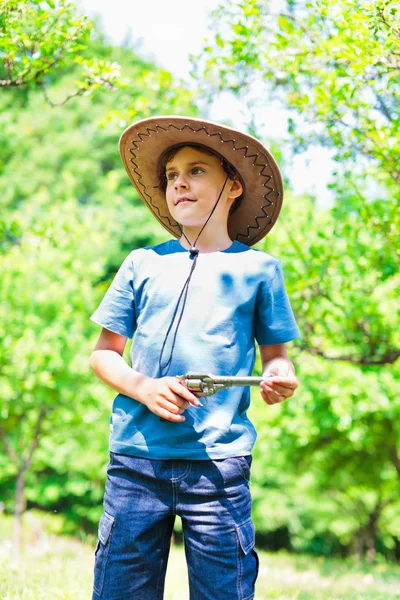 Мила дитина з ковбойським капелюхом на відкритому повітрі — стокове фото