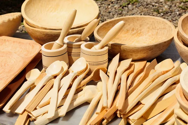 伝統的な彫刻が施された木製食器 — ストック写真