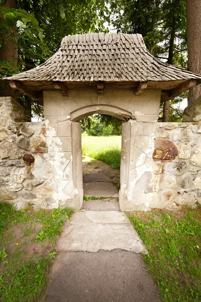 Entrée dans un vieux château, la porte en pierre — Photo