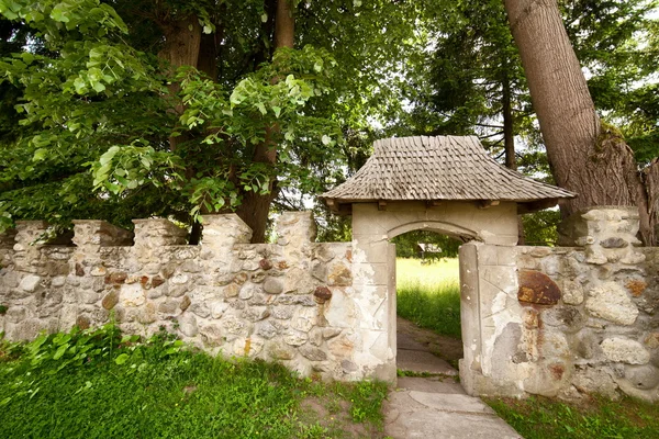 Vchod do starého hradu, kamenná brána — Stock fotografie