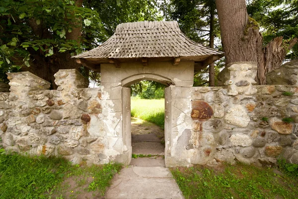 Egy régi kastélyban, a kő kapu bejáratánál — Stock Fotó
