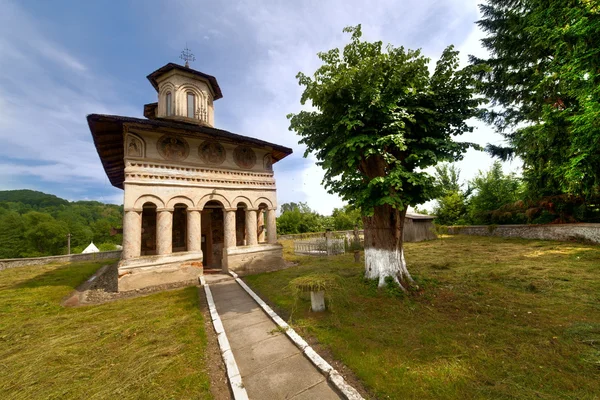 Iglesia medieval con tilo centenario — Foto de Stock