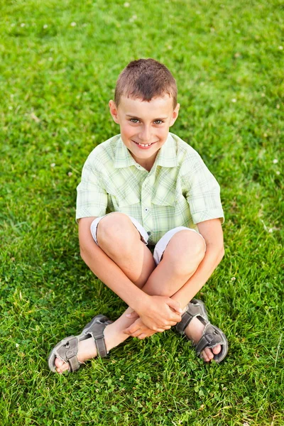 Rapaz feliz ao ar livre — Fotografia de Stock