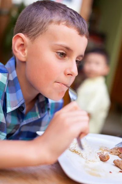 Chlapec jíst v restauraci — Stock fotografie